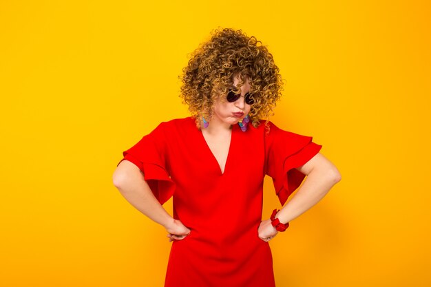 Mulher atraente, com cabelo curto e encaracolado