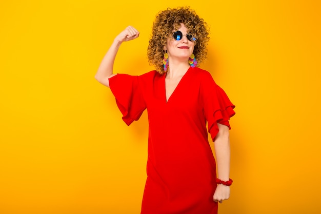 Mulher atraente, com cabelo curto e encaracolado