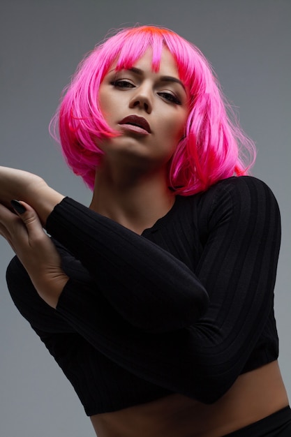 Mulher atraente com cabelo rosa neon