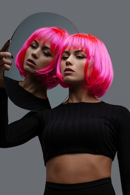 Mulher atraente com cabelo rosa neon