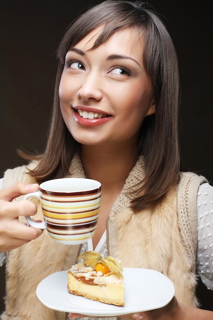 Mulher atraente com café e sobremesa