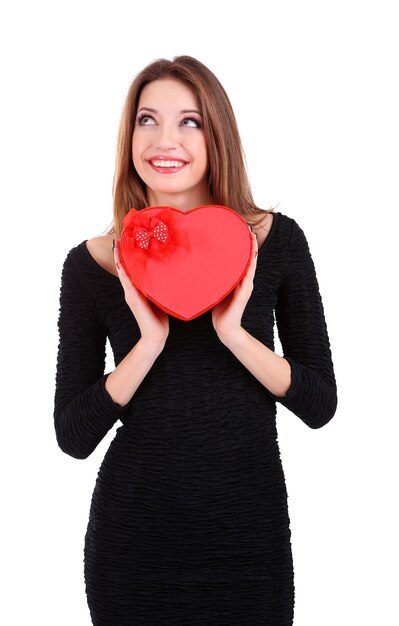 Mulher atraente com caixa de presente em forma de coração, isolada em branco