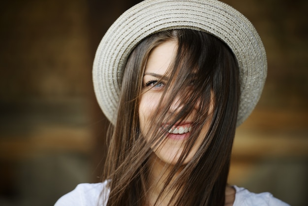 Mulher atraente com chapéu de cowboy