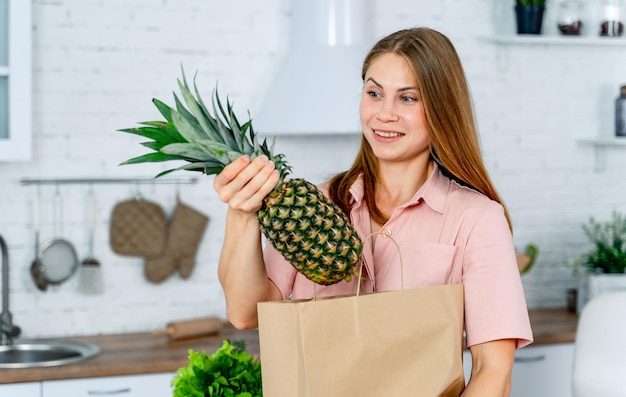 Mulher atraente com frutas nas mãos Nutrição vitamínica feliz e natural