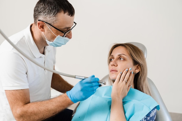 Mulher atraente com medo de dentista dentista consulta garota assustada em odontologia tratamento de dentes e dor de dente em odontologia