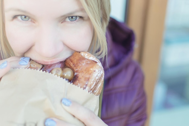 Mulher atraente come croissant na rua