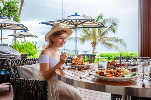 Mulher atraente come massa italiana em restaurante ao ar livre ou comida preparada em um café