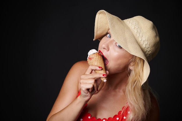 Foto mulher atraente comendo uma deliciosa casquinha de sorvete