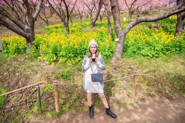 Mulher atraente curtindo com Cherry Blossom em Matsuda, Japão