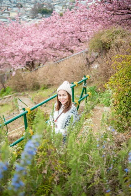 Foto mulher atraente curtindo com cherry blossom em matsuda, japão