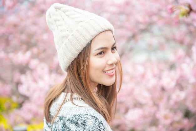 Mulher atraente curtindo com Cherry Blossom em Matsuda, Japão