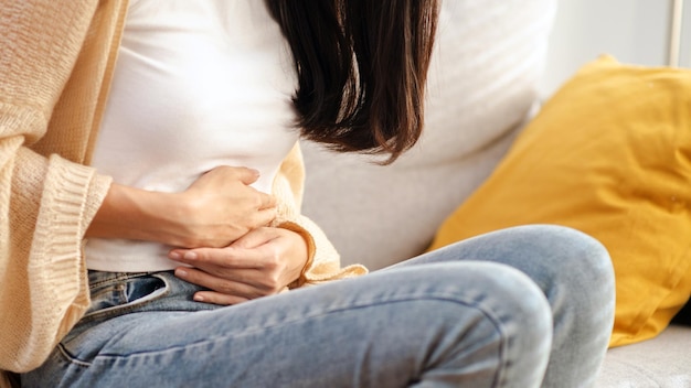 Mulher atraente dor de estômago dor menstrual Doença de estômago doença intestinal doença gastrointestinal