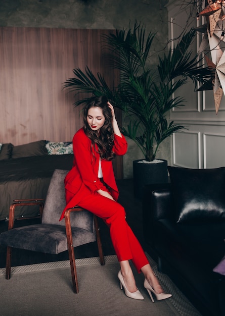 Mulher atraente elegante em traje vermelho