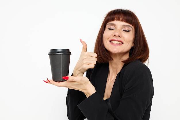 Mulher atraente em um copo de café posando de fundo isolado