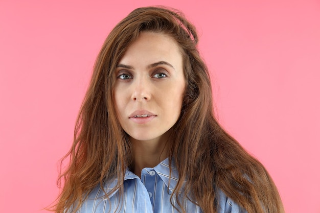 Mulher atraente em uma camiseta em fundo rosa