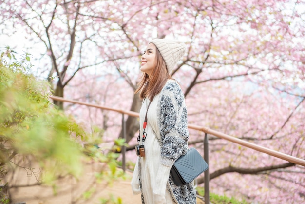 Mulher atraente está desfrutando com flor de cerejeira em Matsuda, Japão