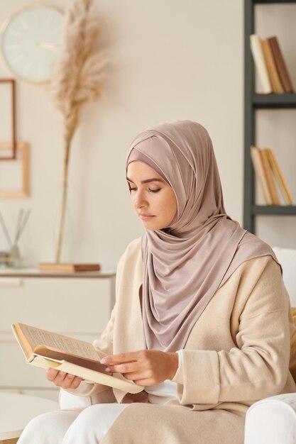 Mulher atraente, gostando de ler o livro