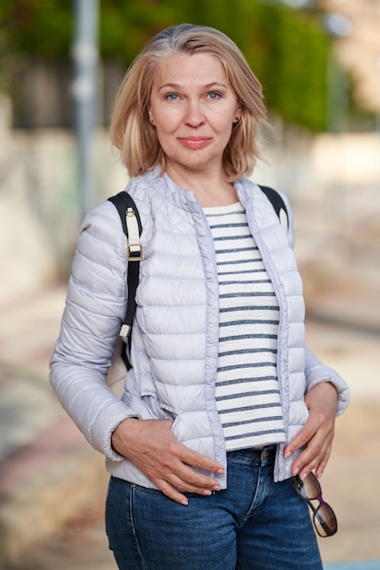 Mulher atraente loira de meia-idade e rua.