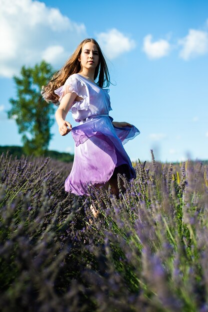 Mulher atraente no campo de lavanda se divertir