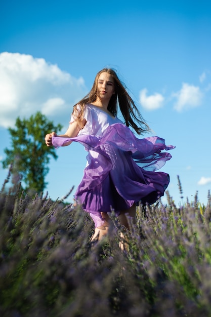 Mulher atraente no campo de lavanda se divertir