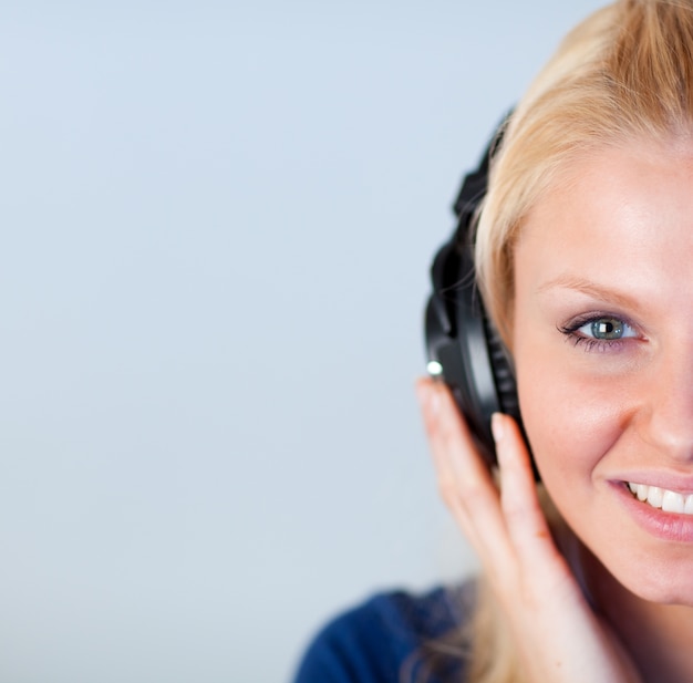 Mulher atraente ouvindo música com fones de ouvido