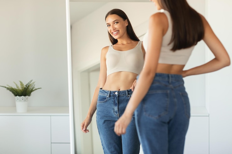Foto mulher atraente posando sorrindo olhando para o espelho posando em casa