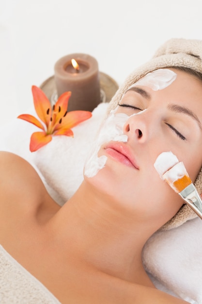 Mulher atraente que recebe tratamento no centro de spa