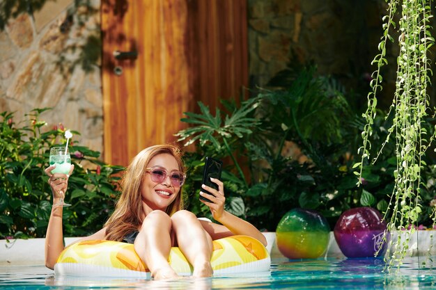 Mulher atraente relaxando na piscina