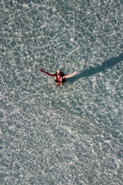 Foto mulher atraente saudações da água vista aérea