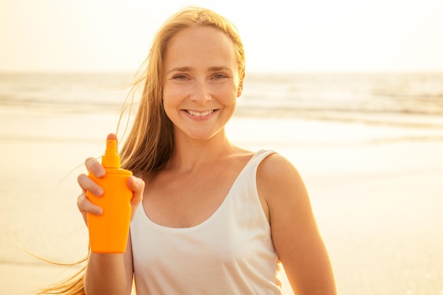 Mulher atraente se divertindo na praia jovem beleza usando vestido branco com cabelo lindo no lindo céu do mar e protetor solar tropical ilha backgroundspf