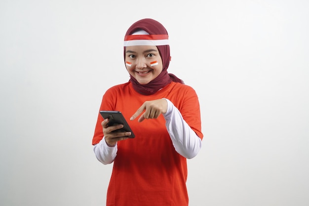 Mulher atraente segurando smartphone dia da independência da Indonésia