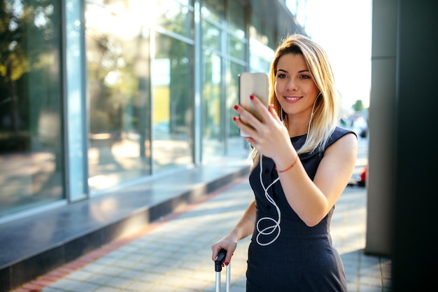 Mulher atraente tendo uma chamada de vídeo em um telefone celular