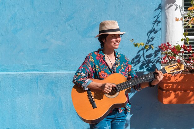 Mulher atraente tocando violão