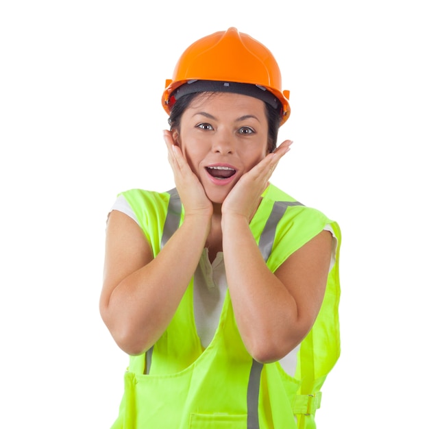 Mulher atraente, trabalhadora com jaqueta de segurança e capacete amarelo em um fundo branco