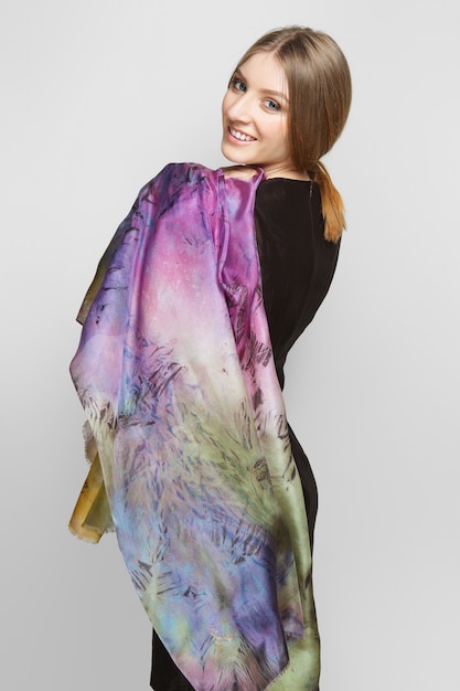 Mulher atraente vestido magro e posando de lenço de seda colorida