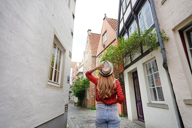 Mulher atraente viajante andando no bairro de Schnoor Bremen Alemanha