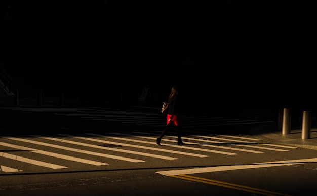 Foto mulher atravessando a estrada na cidade