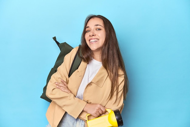 Mulher aventureira com lanterna e mochila pronta para explorar, rir e divertir-se.