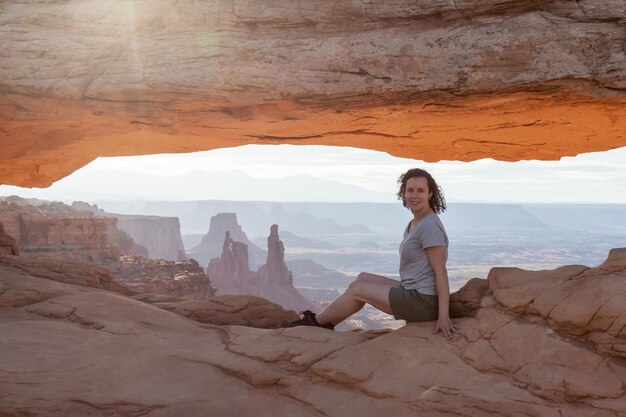 Mulher aventureira em uma paisagem americana cênica e montanhas de rocha vermelha no deserto canyon