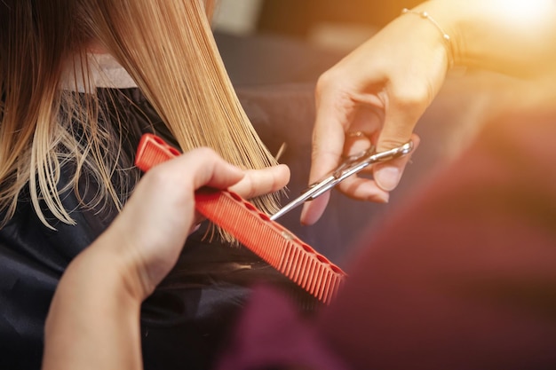 Mulher barbeira faz penteado bonito elegante para menina bonitinha