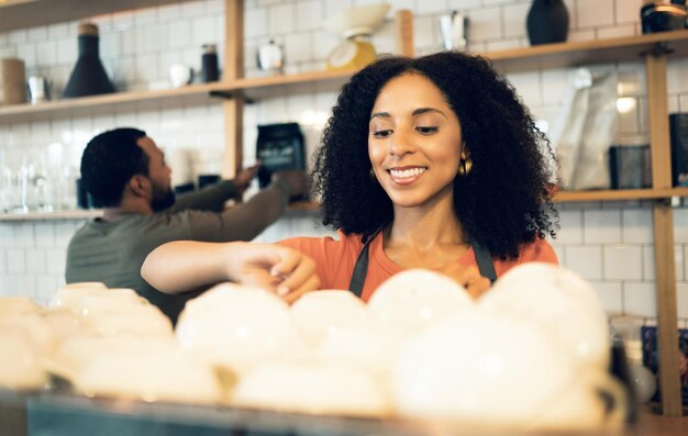 Mulher barista feliz e café no café para beber bebida ou café da manhã na loja de varejo ou loja Funcionária ou garçonete sorrindo para a preparação de chá ou serviço no balcão do restaurante