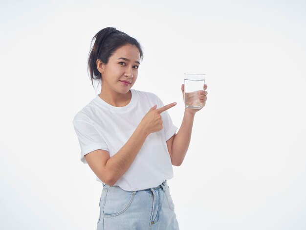 Foto mulher bebendo água em fundo branco