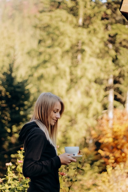 Mulher, bebendo café, ao ar livre