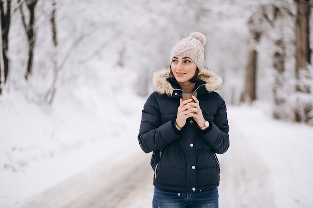 Mulher bebendo café fora no inverno