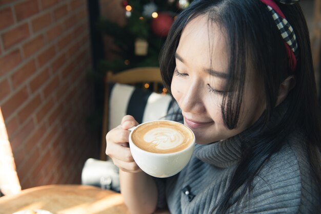 mulher bebendo café latte art