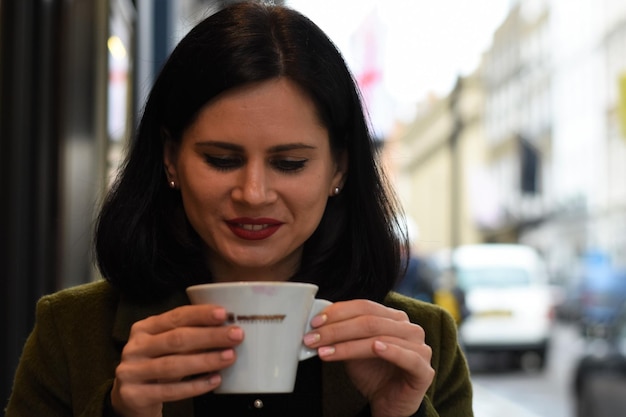 Mulher bebendo café