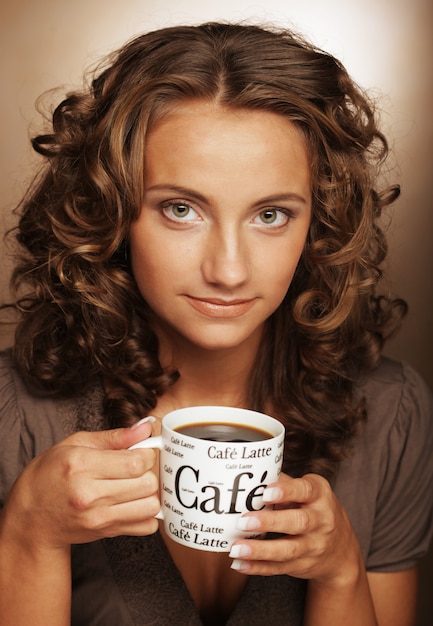 Mulher bebendo café