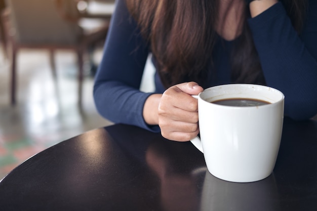 Mulher bebendo café