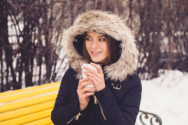 Mulher bebendo sua bebida quente do copo Temporada de inverno