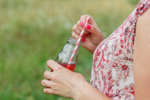 Mulher bebendo suco de desintoxicação na rua